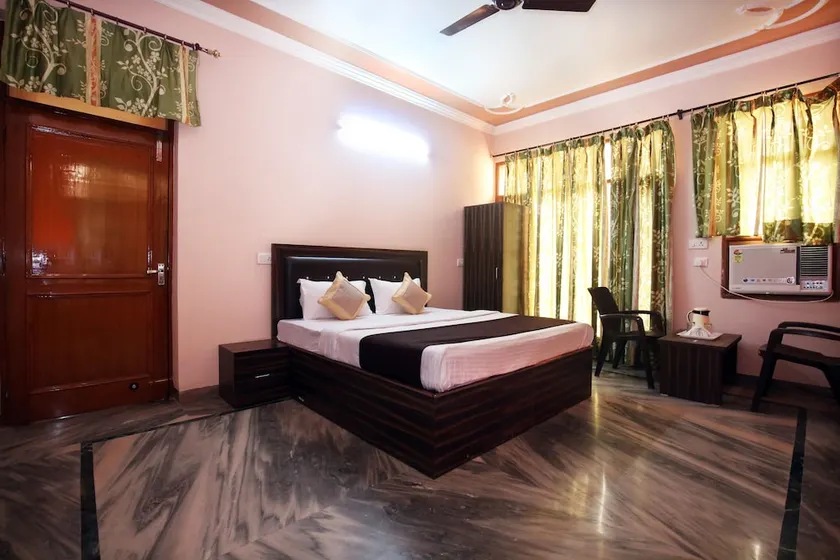 Hotel Palm House - Image 1