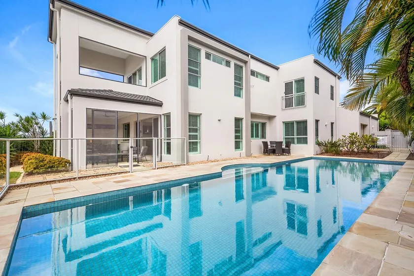 Riverview Luxury Retreat - Image 1