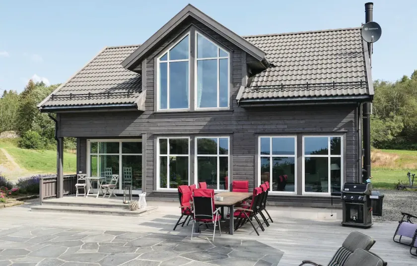 Beautiful Home in Farsund With 5 Bedrooms - Image 1
