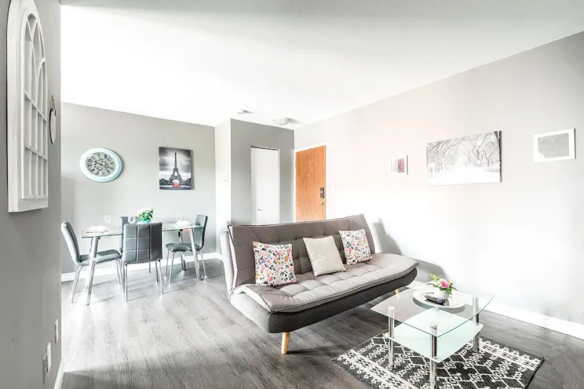 Stunning 2BR - King Bed Apt - Prime Location - Image 1