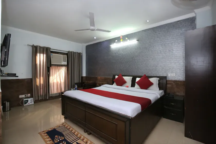 Hotel Oberoi By OYO Rooms - Image 1