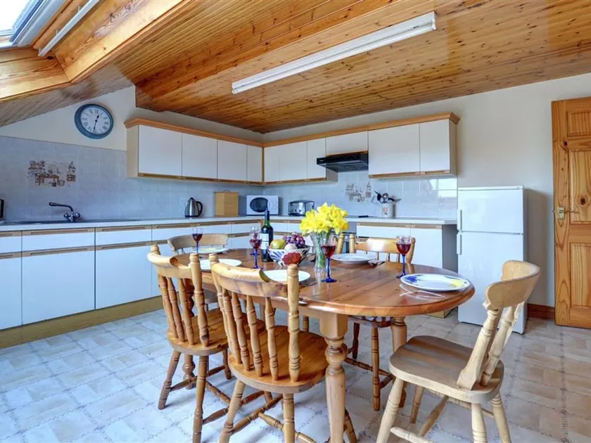 Modern Holiday Home in Moelfre Near Beach - Image 1