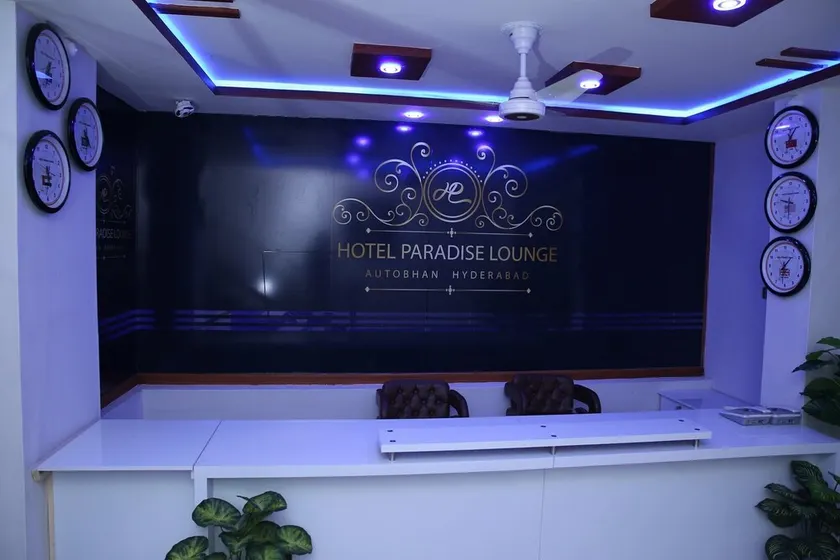 Hotel Paradise Lounge - Image 1