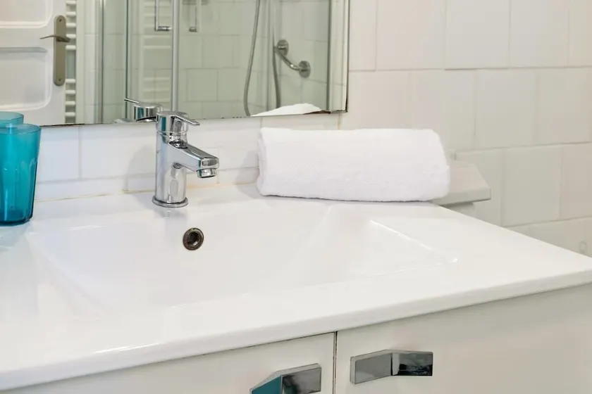 3 Bedroom Apt W/balcony 4 min to Tube - Image 1