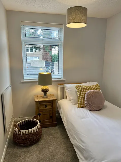 BookedUK - Lovely 2BR Flat in Hoddesdon - Image 1