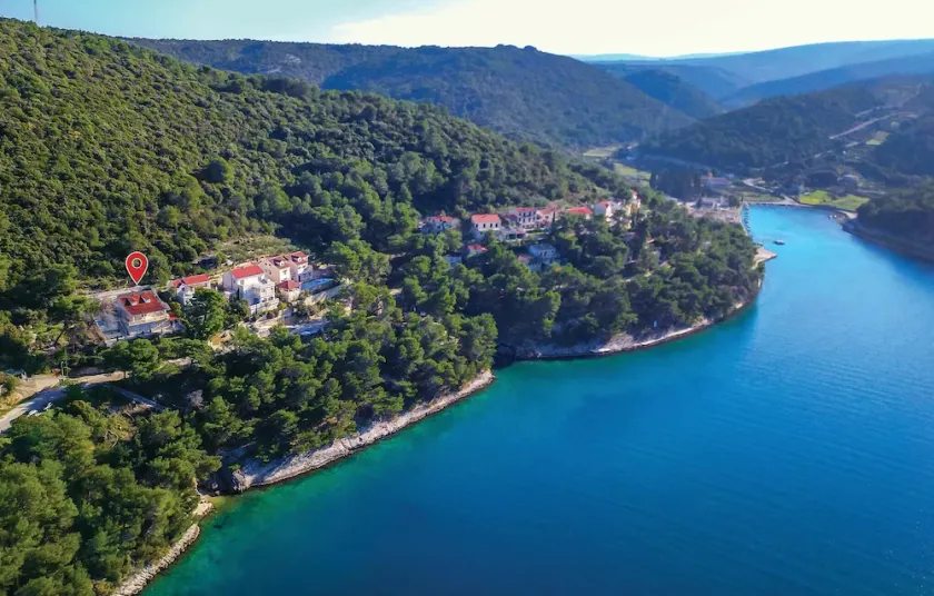 Awesome Home in Pucisca with Hot Tub, WiFi & 5 Bedrooms - Image 1