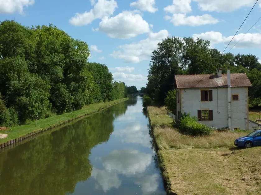 Apartment With one Bedroom in Bourg-le-comte, With Furnished Garden - Image 1