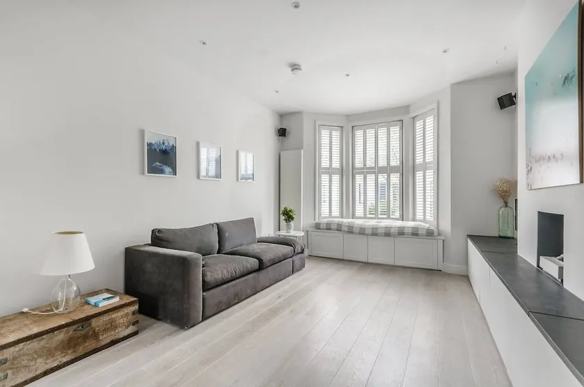2 Bedroom Chelsea Flat By Thames - Image 1