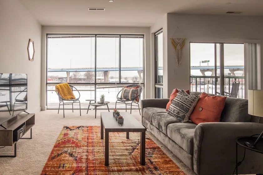 East Ward 2 BR Apt with WiFi by Frontdesk - Image 1