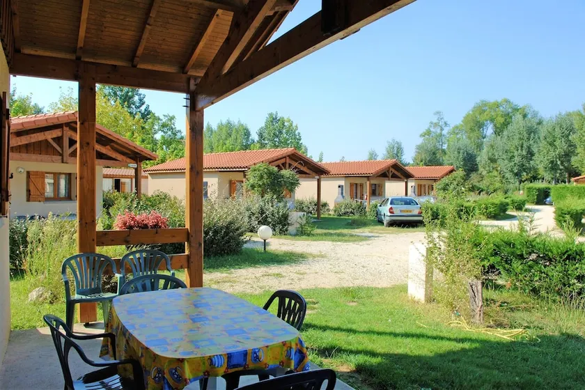 Maison de 2 chambres avec piscine partagee terrasse amenagee et wifi a Estang - Image 1