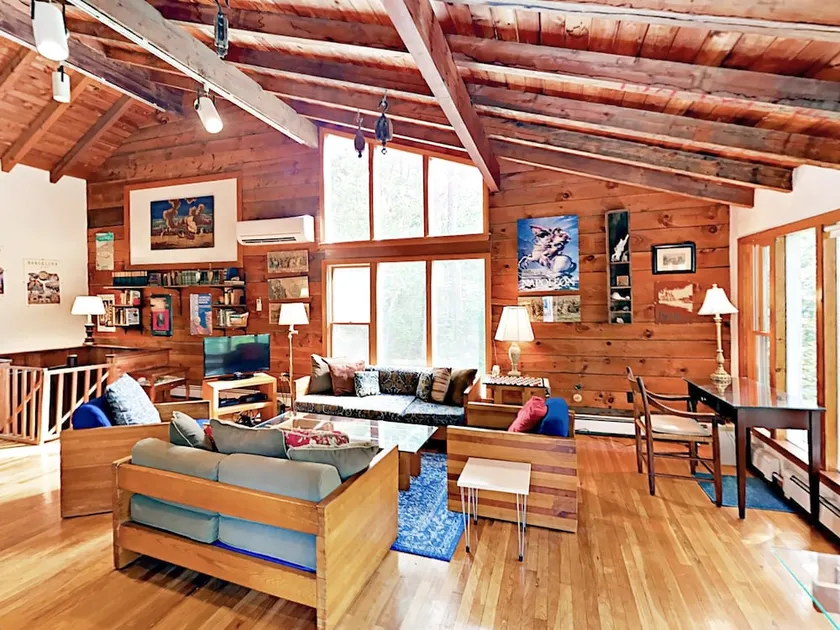 5br On 3 Acres W/ Deck, Near Beaches 5 Bedroom Home - Image 1