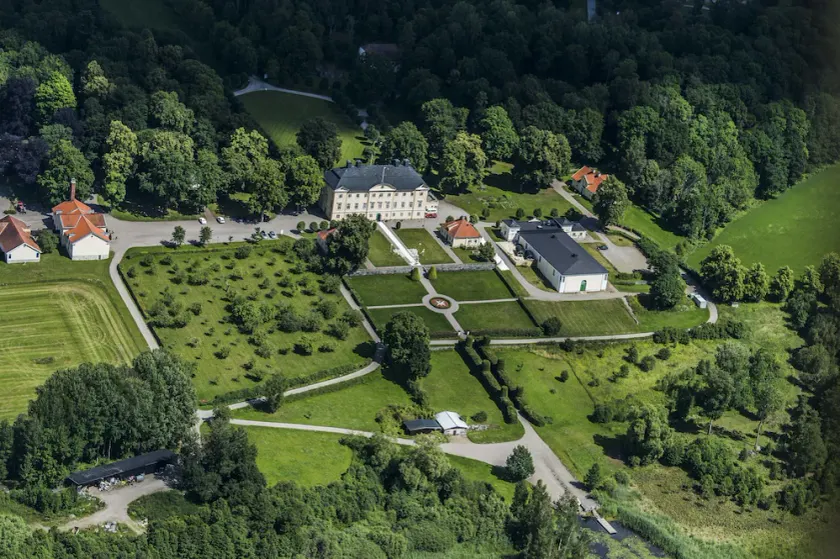 Hedenlunda Slott - Image 1