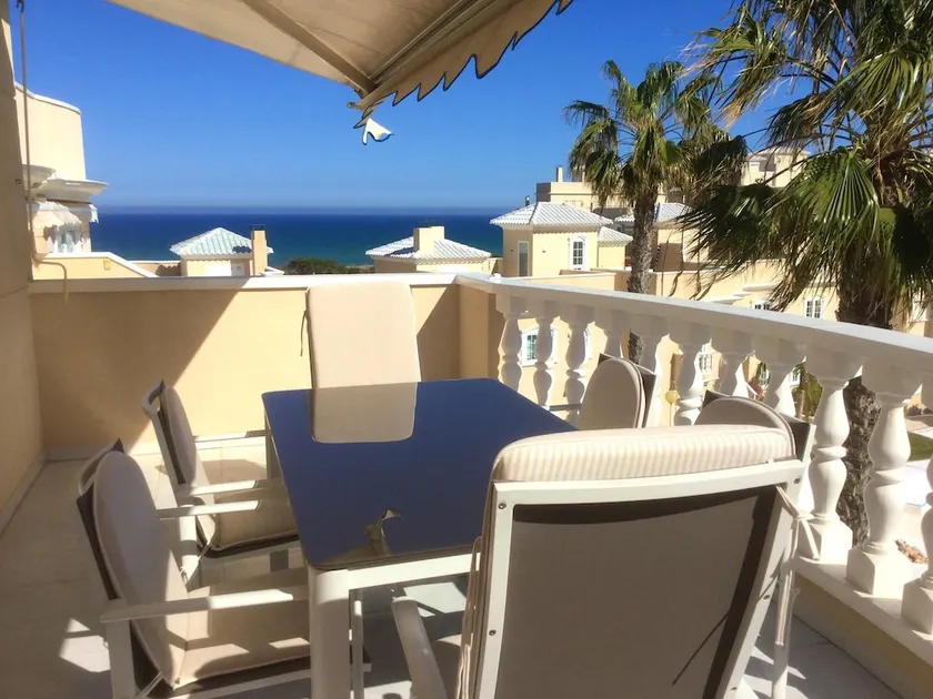Spacieux appartement entièrement équipé avec piscine, internet haut débit et terrasse | Vue mer | À côté de la plage - Image 1