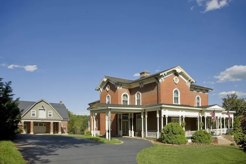 The Carriage House Inn Bed & Breakfast - Image 1