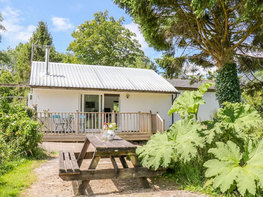 The Lakeside Retreat - Image 1
