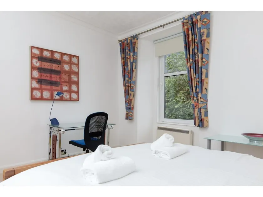 Connected & Convenient: Newly-renovated Flat for 2 - Image 1