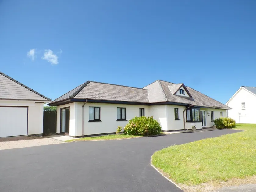 Salem - Five Bedroom House, Sleeps 11 - Image 1