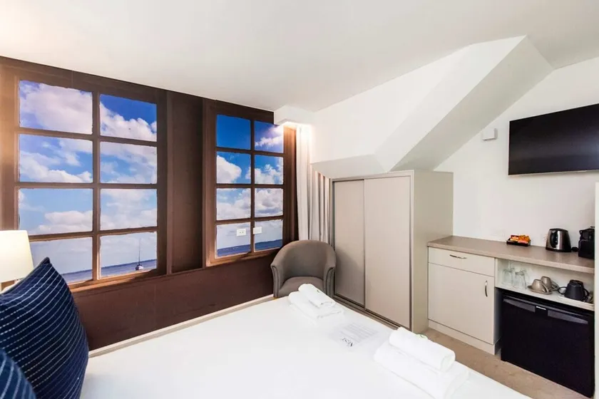 Cosy Mural Studio With Roof Terrace - Image 1