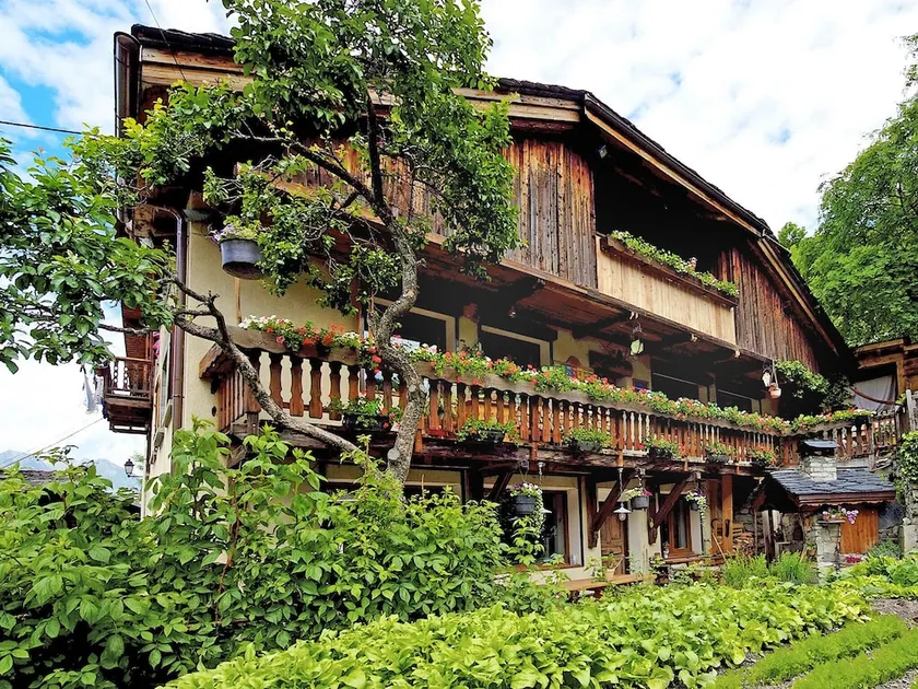 Superb Savoyard Traditional Chalet Located 500 m From the Slopes - Image 1