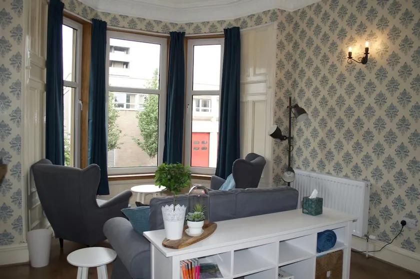 Bright 3 Bedroom Apartment in Bonnington - Image 1