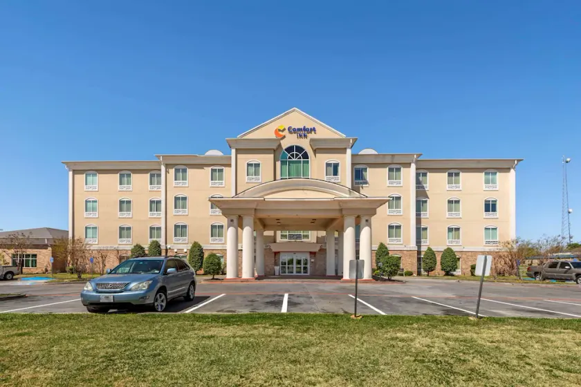 Lake Texoma Inn and Suites - Image 1