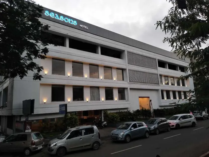 Seasons Hotel by OYO Rooms - Image 1