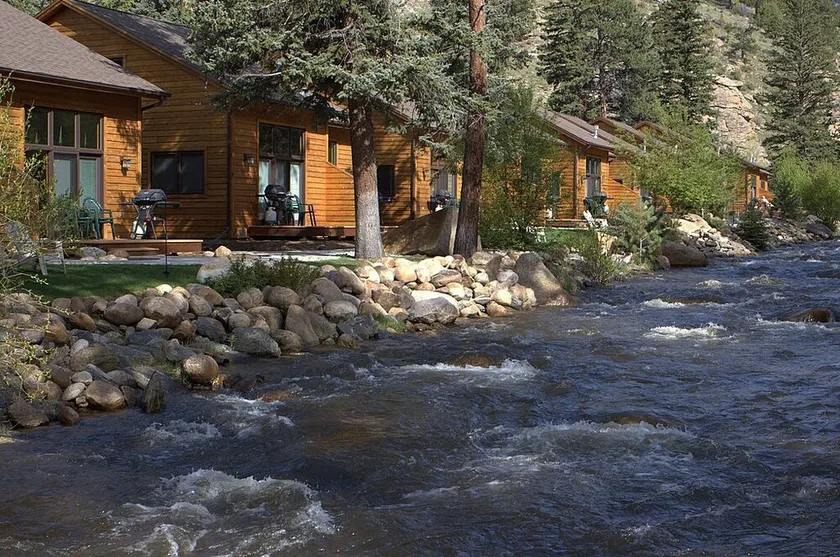 River Stone Resorts & Bear Paw Suites - Image 1
