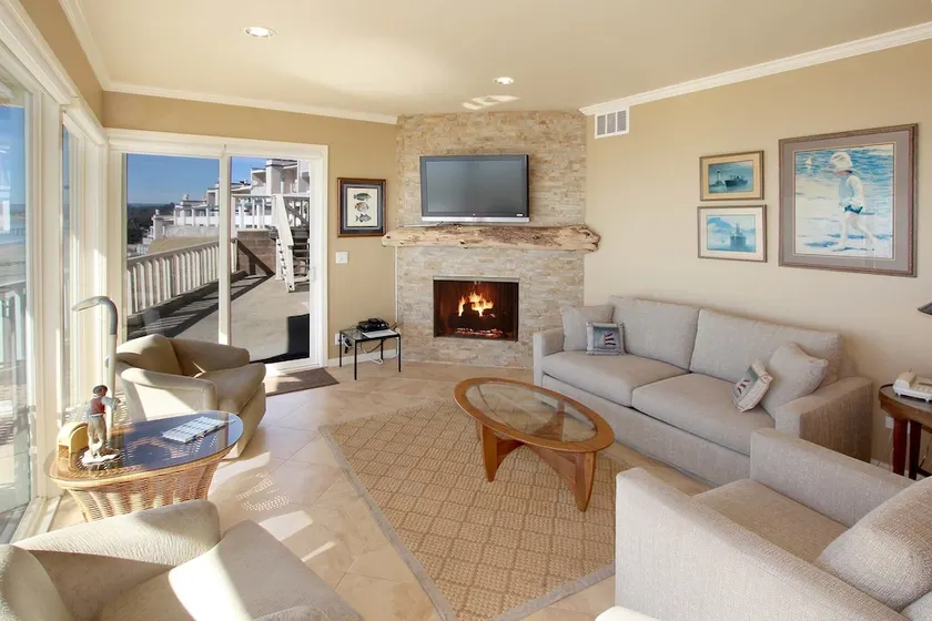 Beachfront 2br/2ba W/ Pool & 180-degree Bay View 2 Bedroom Condo - Image 1