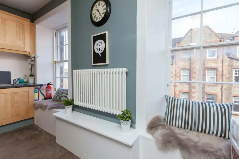 Spacious 4 Bedroom Apartment near Meadows - Image 1