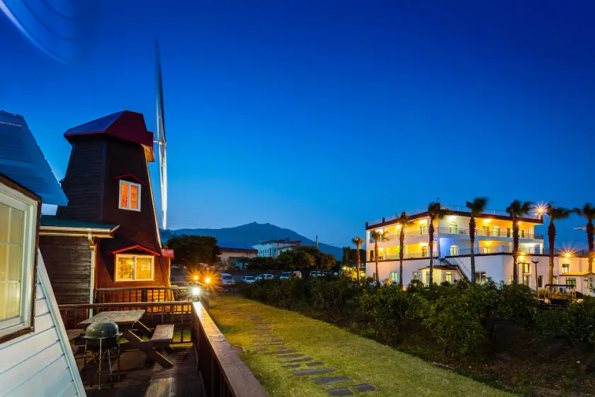 Olleh Windmill Pension & Guesthouse - Hostel - Image 1