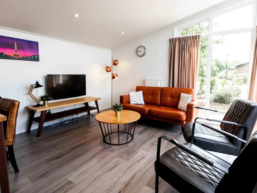 Modern, light chalet with WiFi, in a water-rich area - Image 1