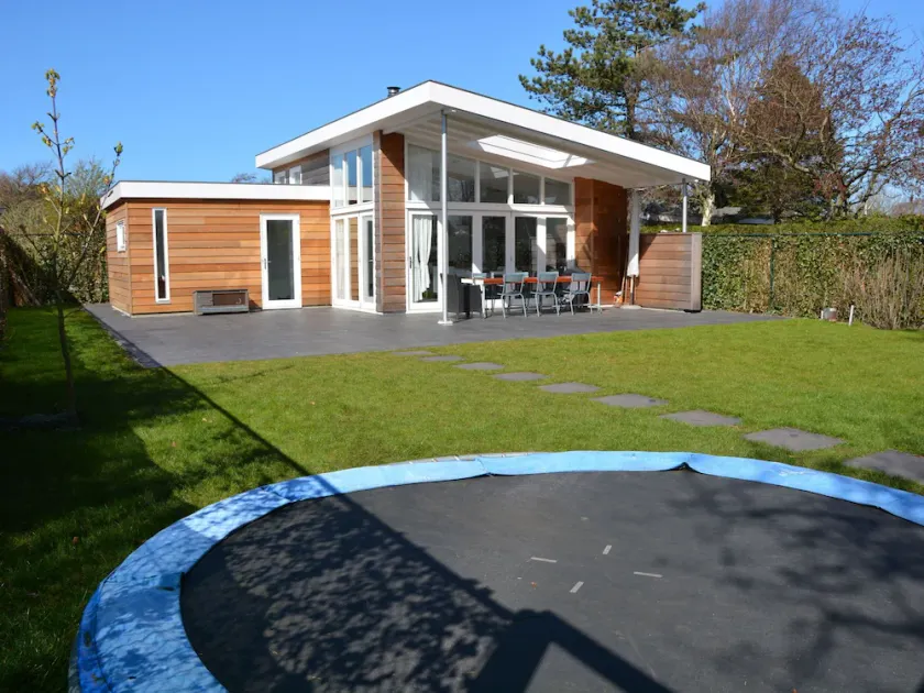 Spacieuse maison de vacances entièrement équipée avec terrasse, barbecue et jardin | Vue jardin | Avec animaux admis - Image 1