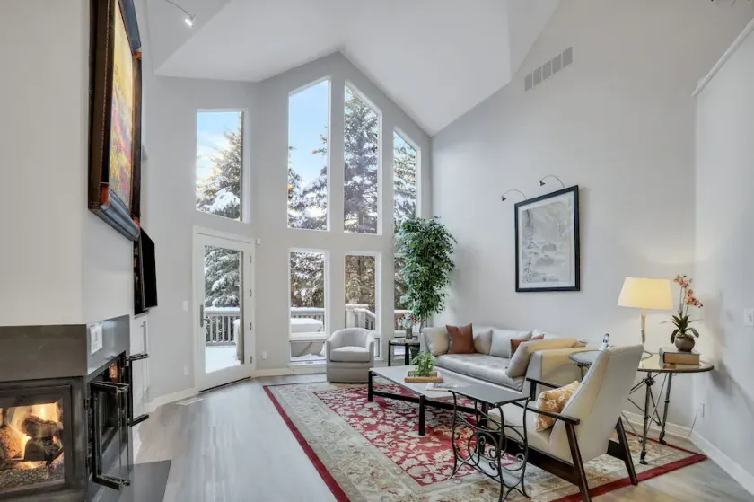 Luxury 4-Bedroom Home Close to Slopes with On-site Hot Tub 4 Home by RedAwning - Image 1