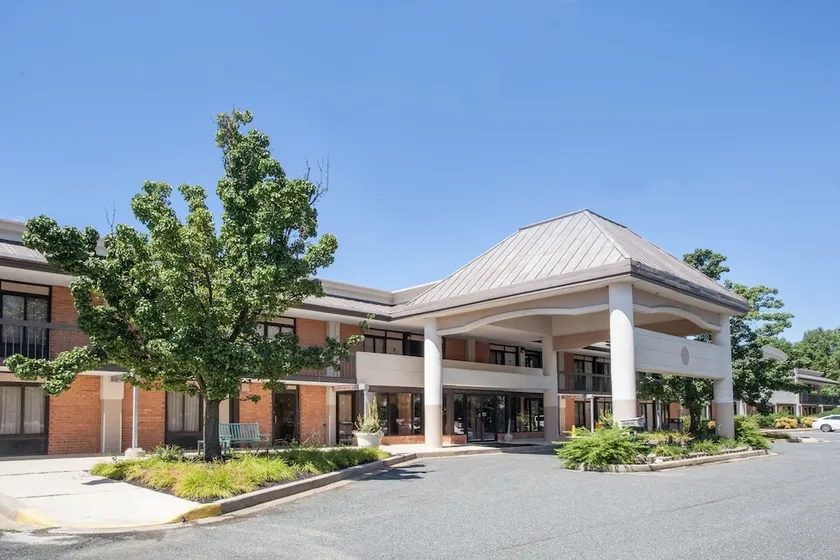 Days Inn by Wyndham Perryville - Image 1