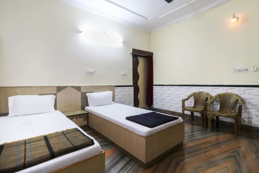 Hotel Ganapati by OYO Rooms - Image 1