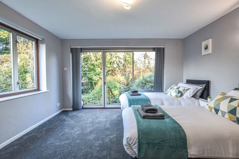 Lovely Spacious 4bed Home Manchester - Image 1