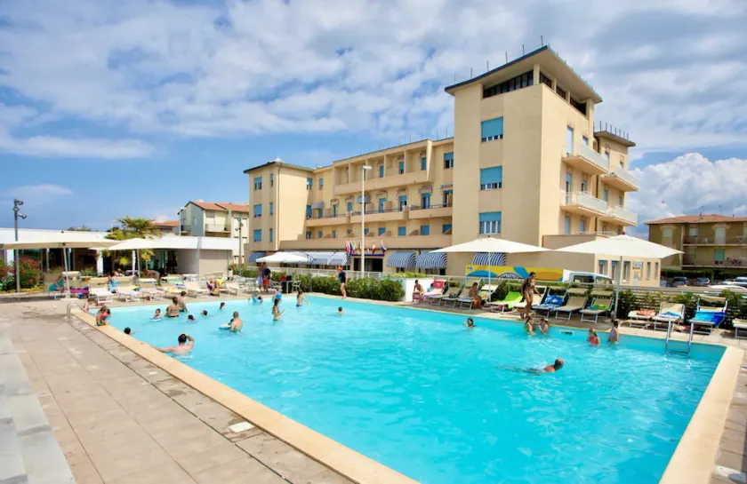 Hotel in Marina di Cecina a few steps from the sea - Image 1