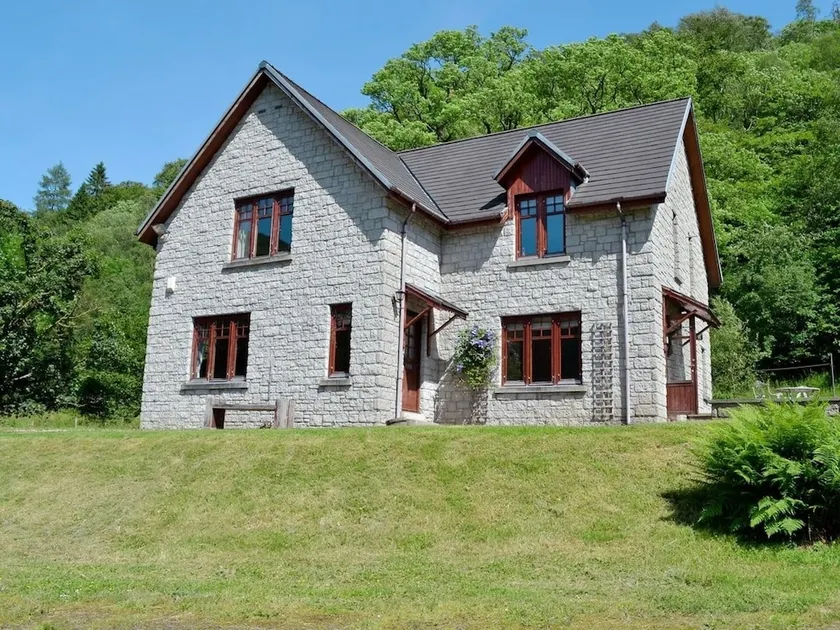 Stunning 4-bed Cottage S/C - Image 1
