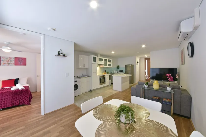 2Bed2Bath Apartment Close to Airport/City - Image 1