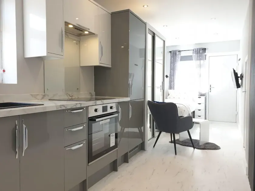 Modern Studio Apartment in Newcastle Upon Tyne - Image 1