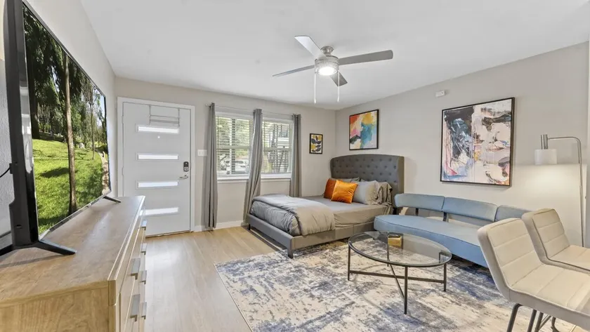 Efficiency Studio Close to Downtown and Domain - Image 1