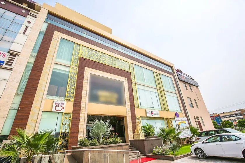 Arista Hotel by OYO Rooms - Image 1