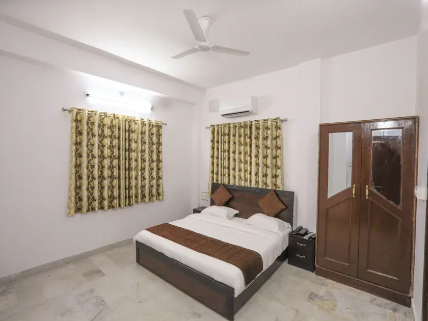Hotel Royal T By OYO Rooms - Image 1