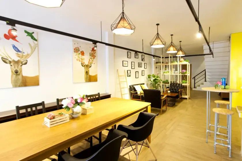 Folk Poshtel Bangkok - Image 1