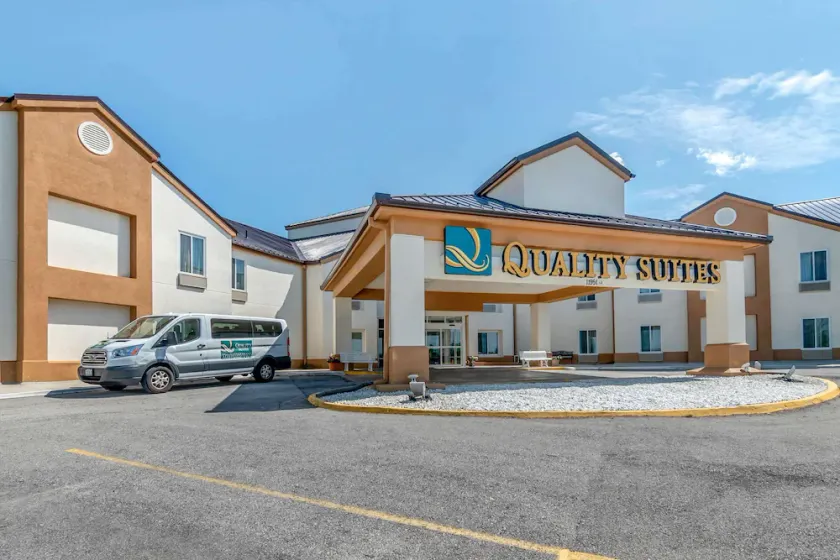 Quality Suites Kansas City International Airport - Image 1