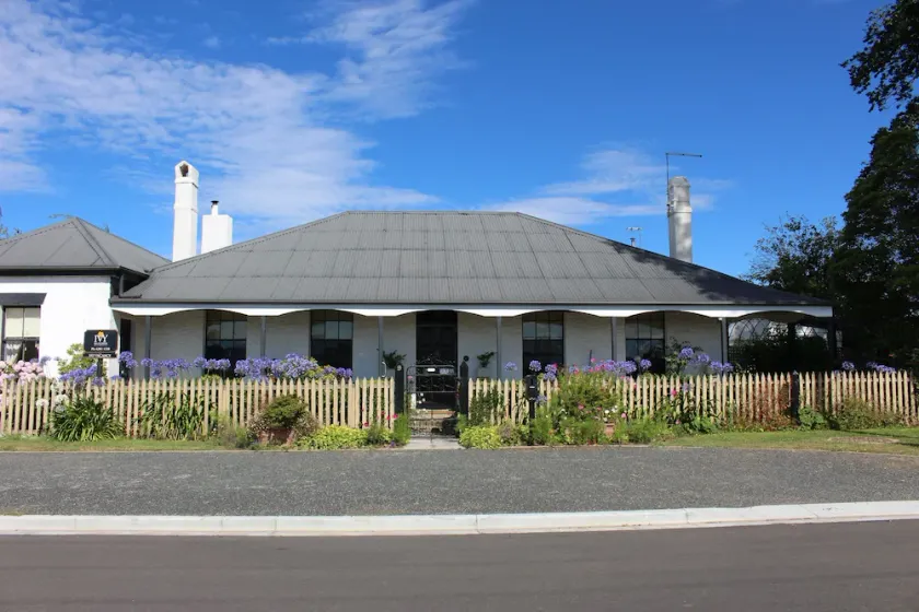 Ivy on Glenelg - Image 1