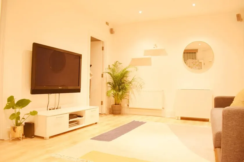 Cosy 1 Bed Basement Flat in Shepherds Bush - Image 1