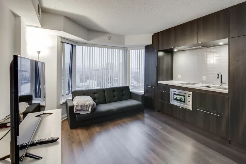 Amazing Royal Suites Yorkville - Image 1