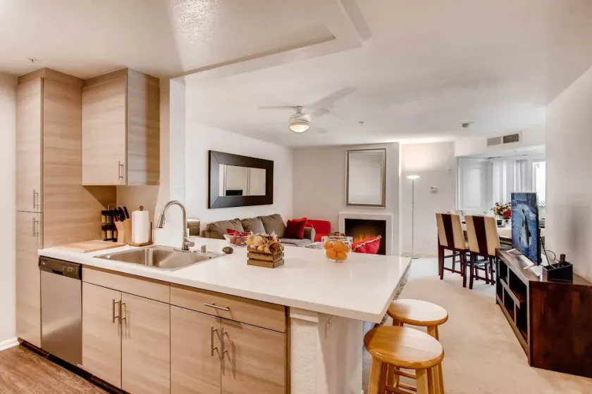 H4 - #1 Beautiful San Diego Location Dual Master 2BR/2Bath With Free Parking! - Image 1