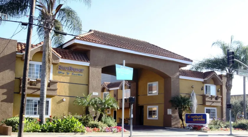 Sunburst Spa & Suites Motel - Image 1